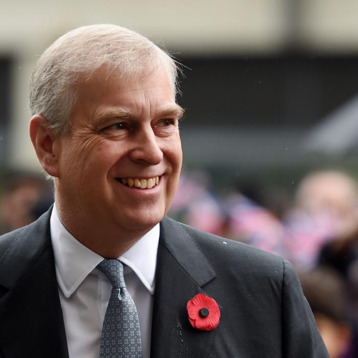 Mit wem kommt Prinz Andrew zur Hochzeit von Prinzessin Eugenie?