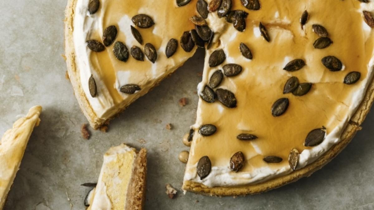 Rezept aus "Backen im Winter": K&uuml;rbis-Cheesecake mit Ahornsirup-Sahne  (Foto)