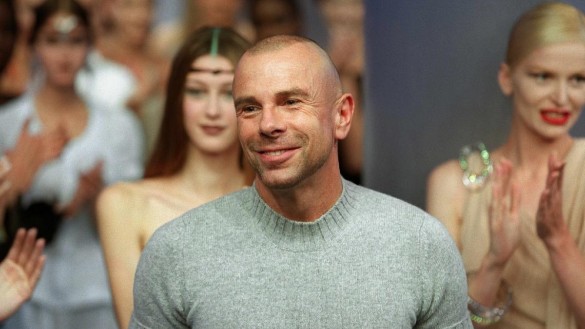Kaum wiederzuerkennen: So sah Thierry Mugler noch im Herbst 1999, vor seiner radikalen Transformation, aus. (Foto)