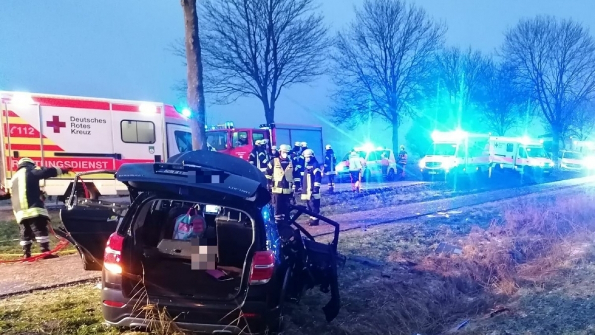 Bei einem schweren Verkehrsunfall in Drochtersen ist die 15 Jahre alte Tochter des Fahrers ums Leben gekommen. (Foto)