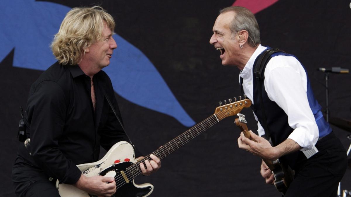 Ein Bild aus gl&uuml;cklichen Tagen: Rick Parfitt (li.) und Francis Rossi von "Status Quo" rocken die B&uuml;hne beim Glastonbury-Festival. Nach dem Tod Rick Parfitts ist nun auch das fr&uuml;here Bandmitglied Alan Lancaster gestorben. (Foto)
