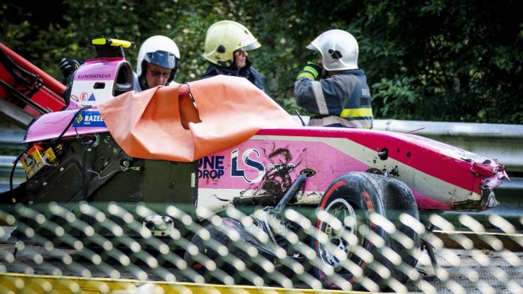 Die Fahrzeuge von Juan Manuel Correa aus den USA und Anthoine Hubert aus Frankreich wurden bei dem schlimmen Crash in der zweiten Runde völlig zerstört.