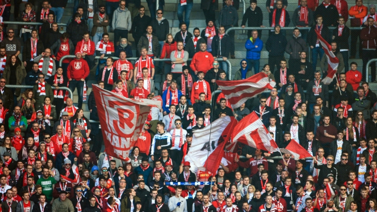 Unterst&uuml;tzer von Jahn Regensburg folgen gespannt dem Spiel ihres Vereins. (Symbolbild) (Foto)