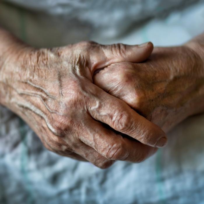 Mann (32) vergewaltigt Oma (80) im Esszimmer ihres Hauses