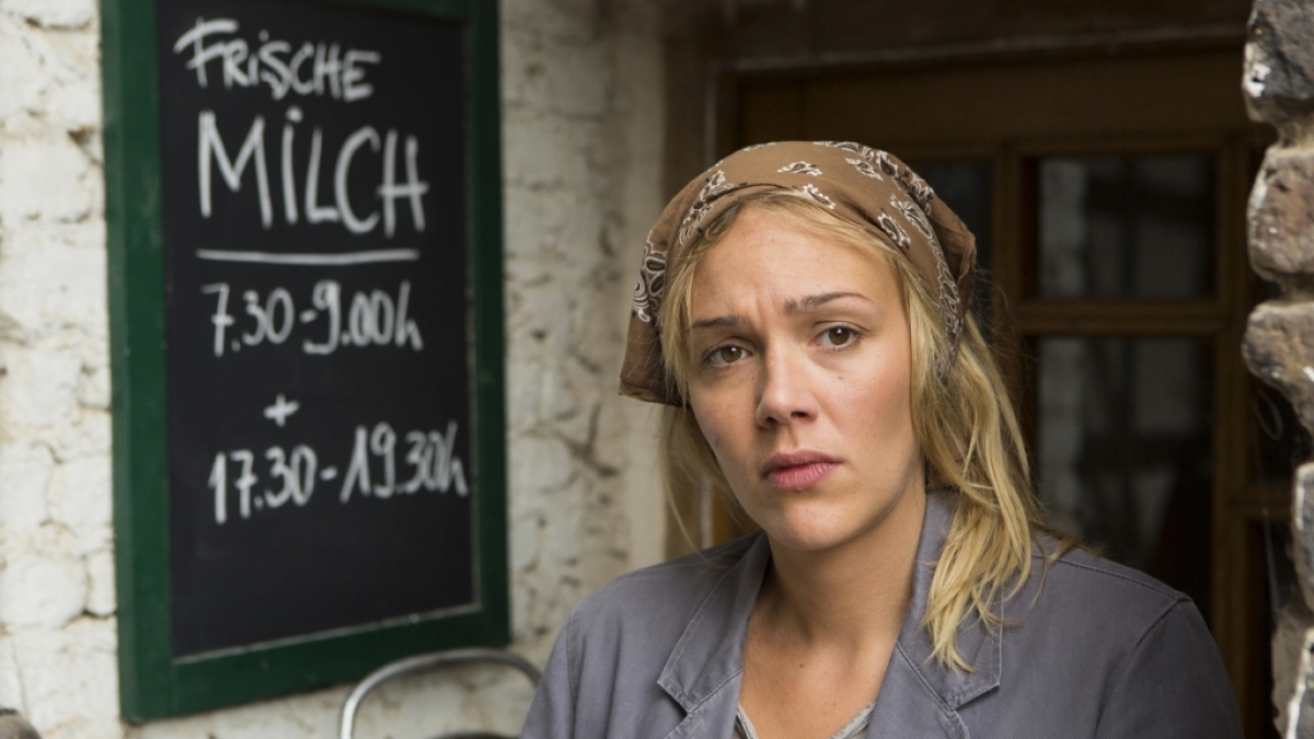 Die Milchb&auml;uerin Klara (Alwara H&ouml;wels) f&uuml;rchtet, dass sie ihren Hof verkaufen muss. (Foto)