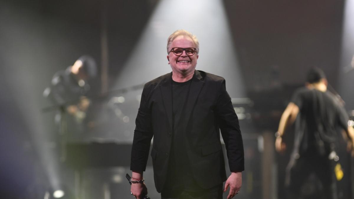 S&auml;nger&nbsp;Herbert Gr&ouml;nemeyer auf der B&uuml;hne. (Foto)