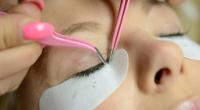 Eine Frau aus den USA wäre durch eine Wimpernverlängerung fast erblindet.