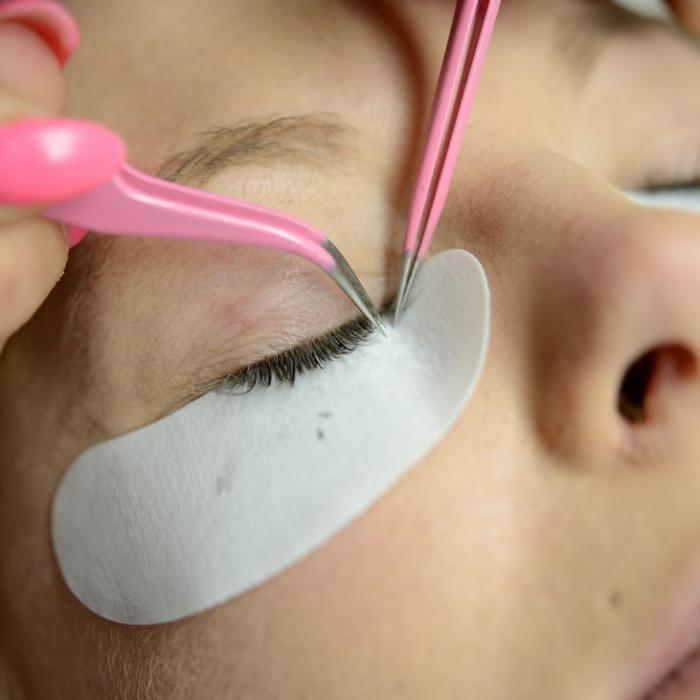23-Jährige aus den USA erblindet fast durch eine Wimpernverlängerung!