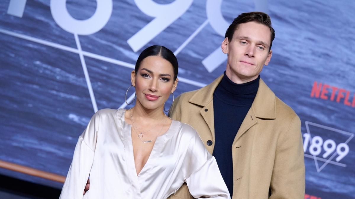 Rick Okon und Amy Mu&szlig;ul im Jahr 2022 bei der Premiere der Netflix-Serie "1899". (Foto)