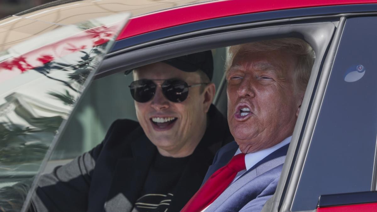 Elon Musk (hier rechts) und Donald Trump treten in der &Ouml;ffentlichkeit geschlossen auf. Die Anschl&auml;ge auf Tesla verurteilen beide scharf. (Foto)