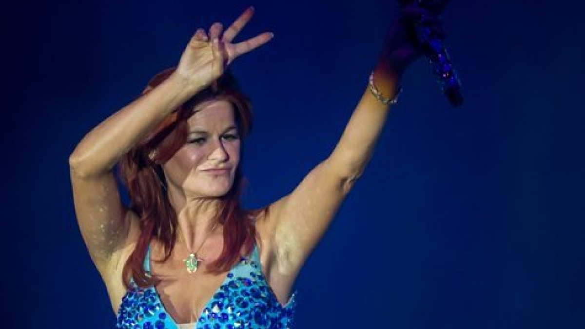 Auch das blaue Minikleid steht bei Andrea-Berg-Fans hoch im Kurs. (Foto)