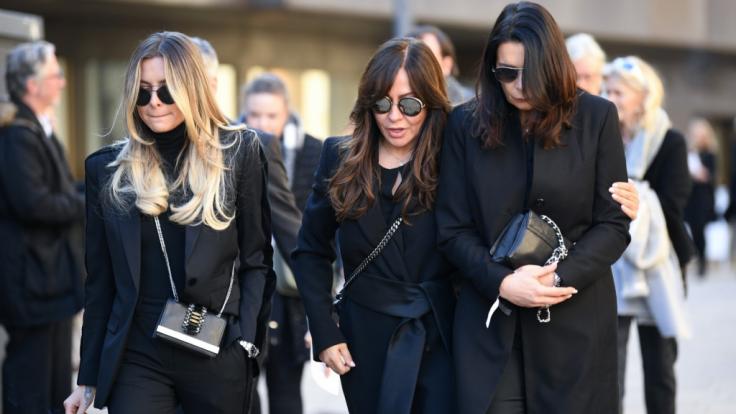 Sophia Thomalla, Simone Thomalla und Katy Assauer (von links) kommen von der Trauerfeier.