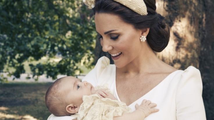 Herzogin Kate schaut verliebt zu ihrem Sohn Prinz Louis.