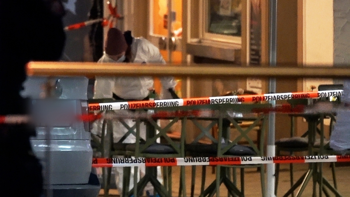 Ein Mitarbeiter der Spurensicherung untersucht den Tatort in der Fu&szlig;g&auml;ngerzone in der Bielefelder Innenstadt.   &nbsp; (Foto)