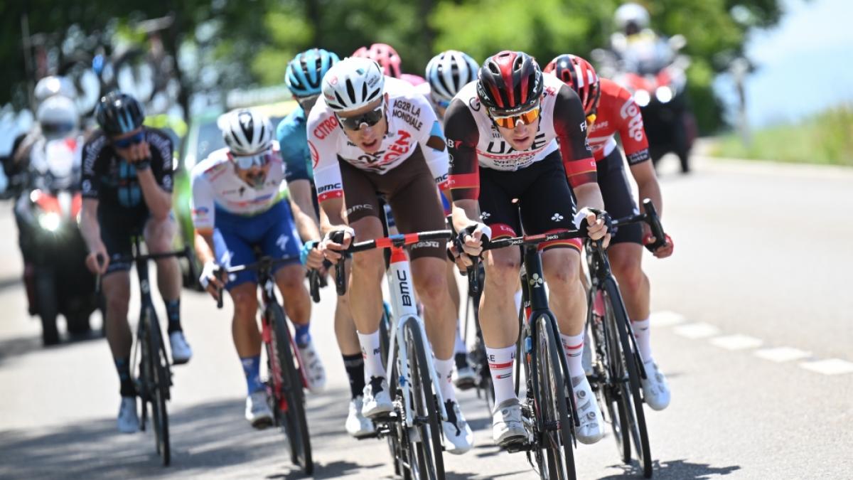 Tour de Suisse 2022:&nbsp;Michael Sch&auml;r (l) aus der Schweiz vom AG2R Citroen Team und Joel Suter (r) aus der Schweiz vom UAE Team Emirates in Aktion. (Foto)