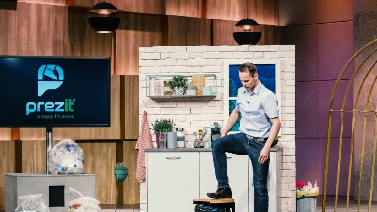 "Die H&ouml;hle der L&ouml;wen"-Kandidat Alex B&auml;chler aus der Schweiz stellt den DHDL-Investoren mit "Prezit" einen M&uuml;lleimer mit integrierter Abfallpresse vor. (Foto)