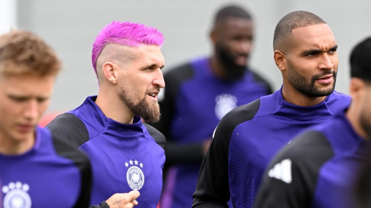 Er hat die Haare sch&ouml;n! Mit pinkem Irokesen-Haarschnitt zeigte sich Robert Andrich beim Mannschaftstraining. (Foto)