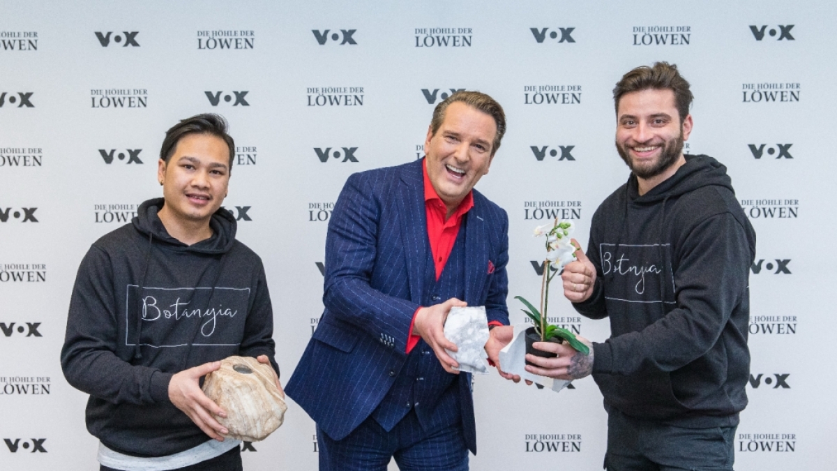 Jeffrey Javelona, Ralf D&uuml;mmel und Valentin Muckle (v.l) bei DHDL mit den Botanyia-&Uuml;bert&ouml;pfen. (Foto)