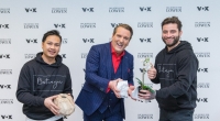 Jeffrey Javelona, Ralf Dümmel und Valentin Muckle (v.l) bei DHDL mit den Botanyia-Übertöpfen.
