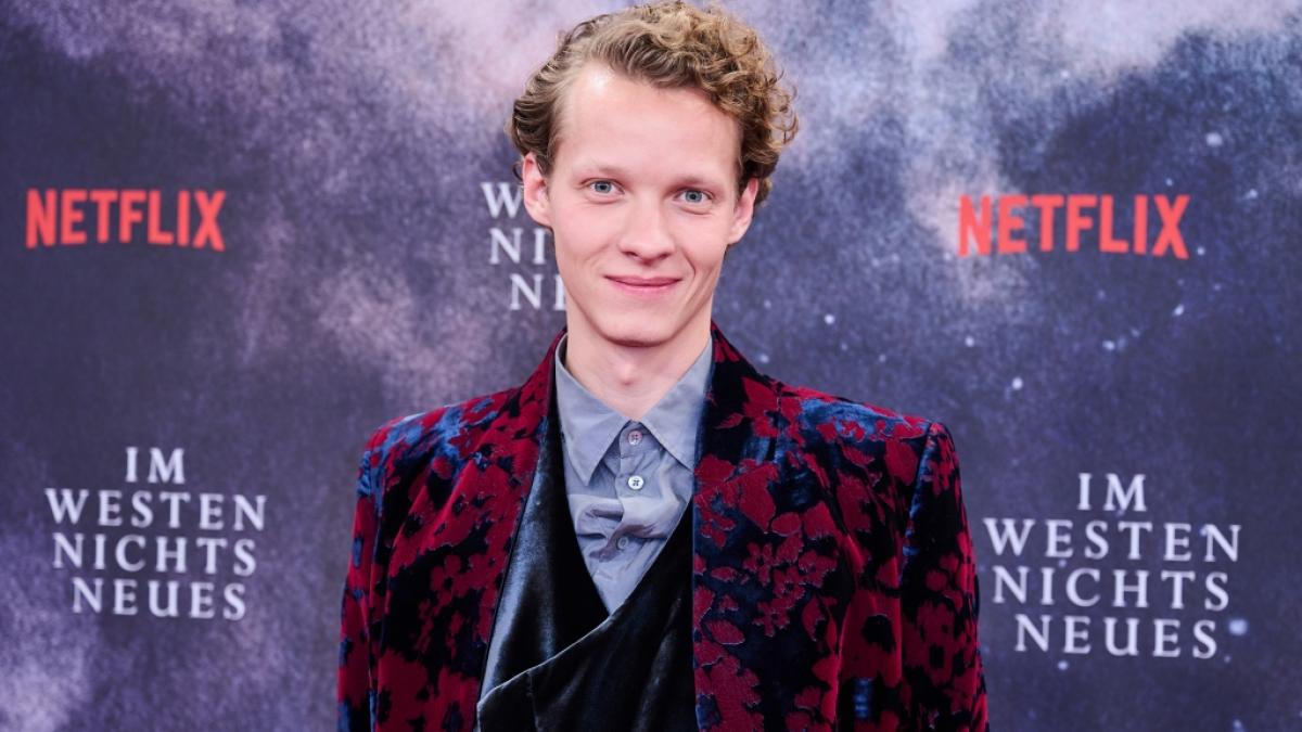 Schauspieler Felix Kammerer kommt zur Premiere des Films "Im Westen nichts Neues" ins Kino International in Berlin. (Foto)