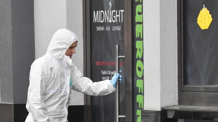 Eine Mitarbeiterin der Spurensicherung steht an einem Tatort am Heumarkt.