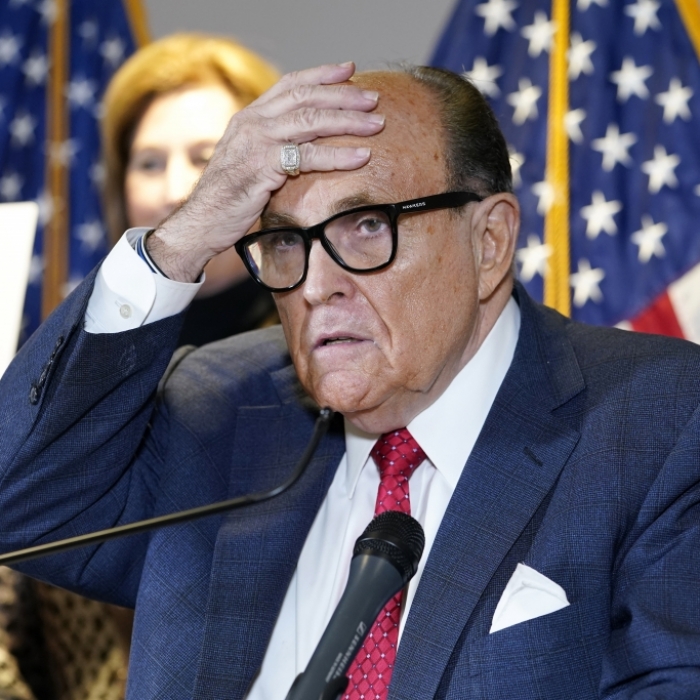 Da lacht ganz Twitter! Rudy Giuliani läuft die Haarfarbe übers Gesicht