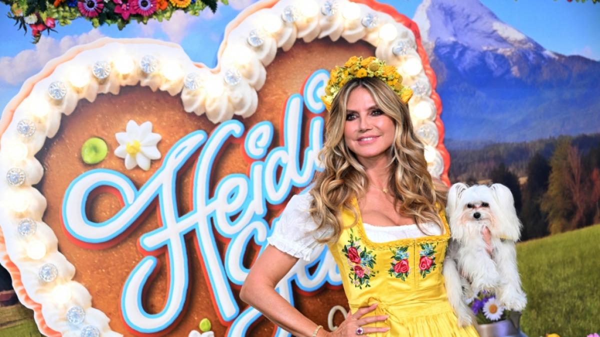 Model Heidi Klum (53) gemeinsam mit ihrem Hund Fritz. (Foto)