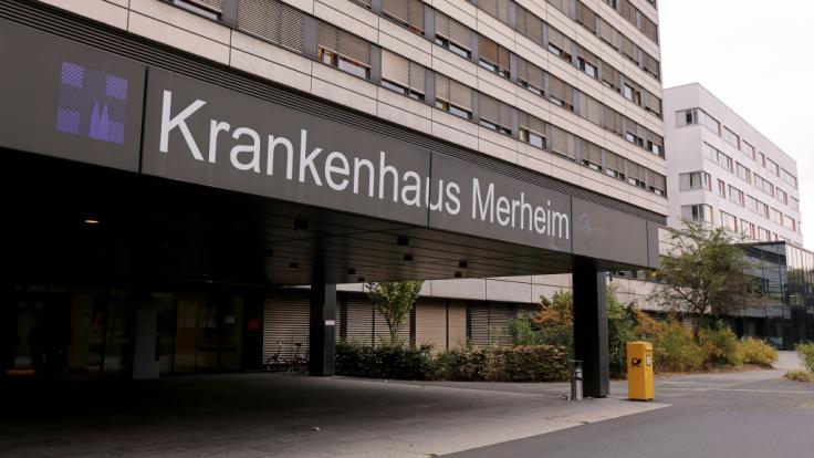 Bei einem Feuer im Krankenhaus in Köln-Merheim ist ein Patient gestorben.