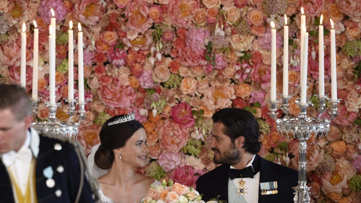 Glücklich vermählt! Sofia und ihr Prinz Carl Philip beim Dinner nach der Trauung. (Foto)