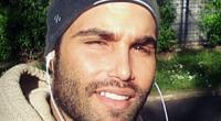 David Ortega post für ein Selfie.