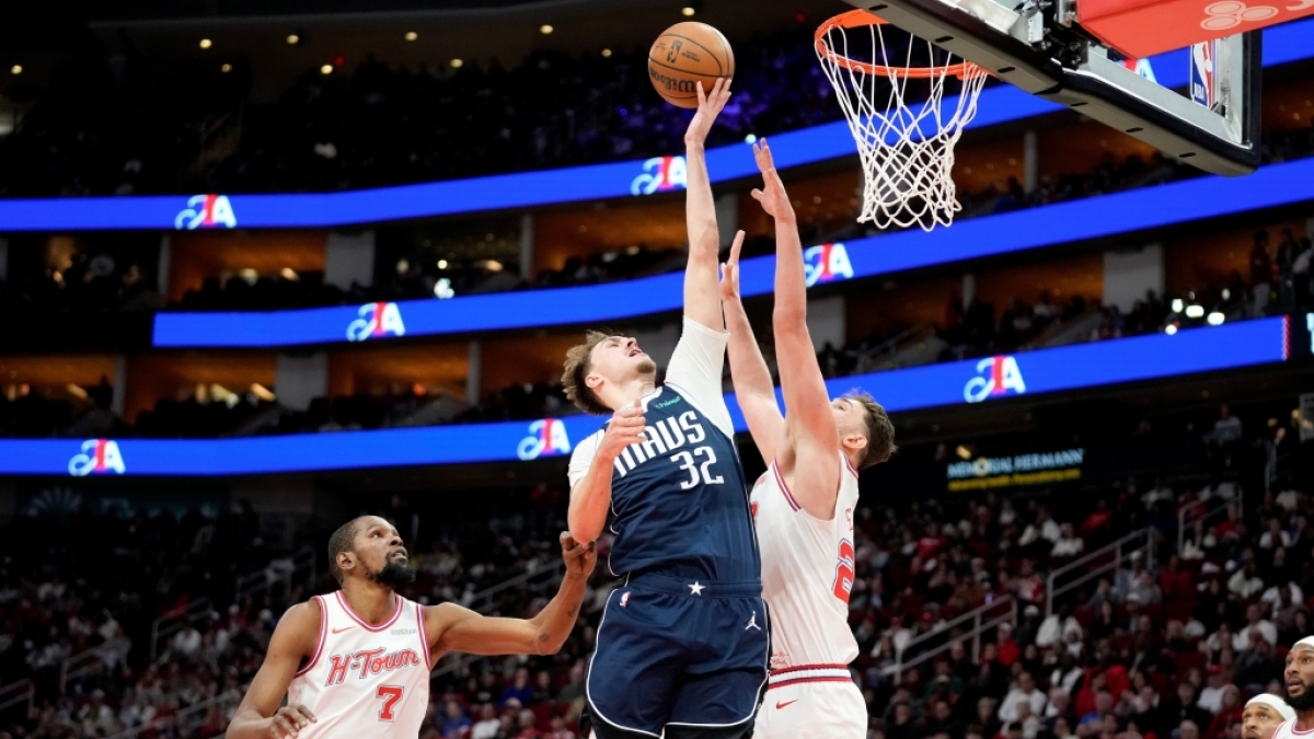 Cooper Flagg von den Dallas Mavericks steigt zum Korb gegen Alperen Sengun (r) und Kevin Durant von den Houston Rockets, am 31.01.2026. (Symbolbild) (Foto)