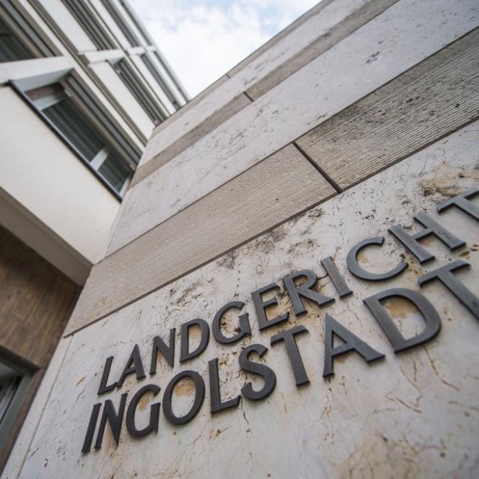 Freund (41) abgestochen! Angeklagte (30) spricht von Notwehr