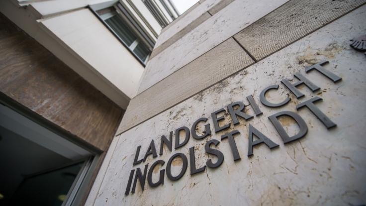 Am Landgericht Ingolstadt wird einer 30-Jährigen der Prozess wegen Totschlags gemacht. Die Frau soll ihren Freund (41) mit einem Messer getötet haben.