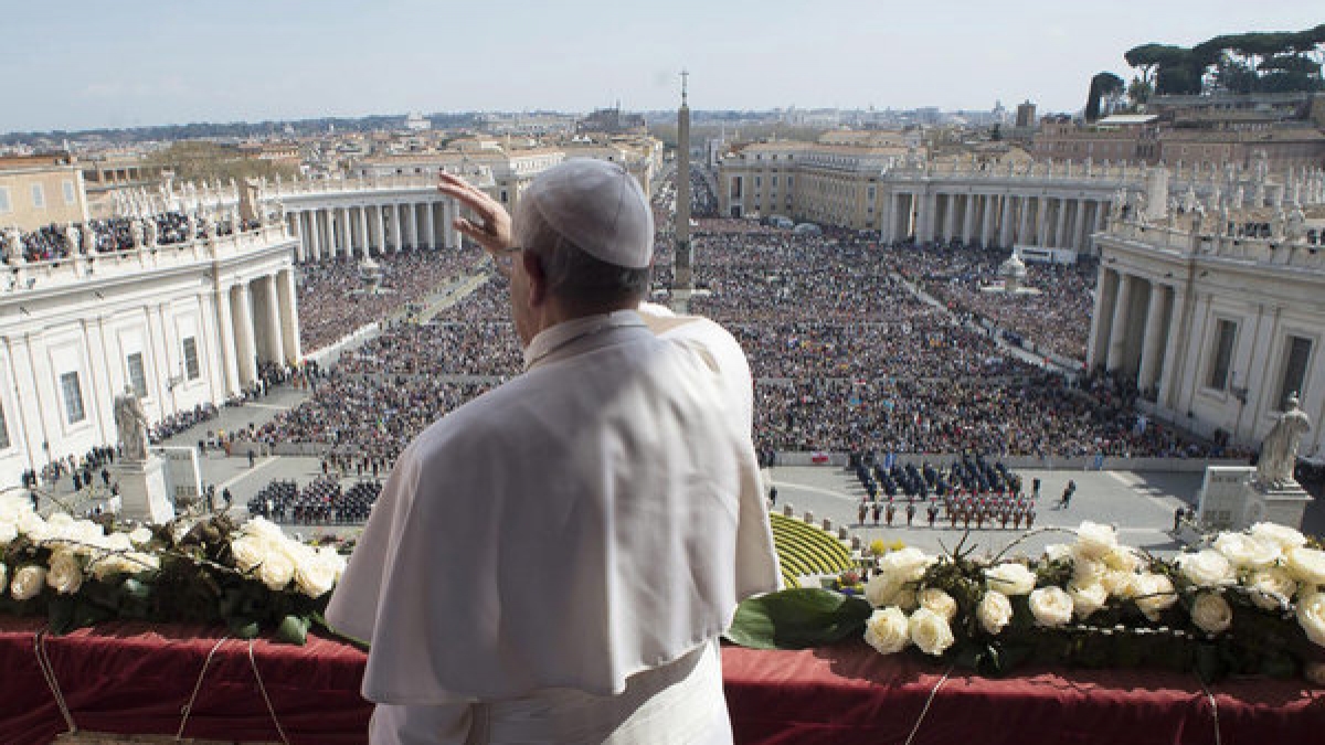 Papst Franziskus spendet den Ostersegen "Urbi et Orbi" am Petersplatz im Vatikan. (Foto)