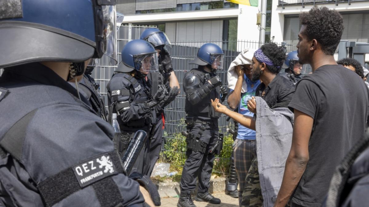 Mehr als 1.000 Polizisten sind beim Eritrea-Festival in Gie&szlig;en im Einsatz. (Foto)