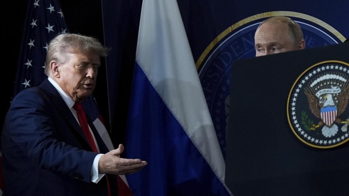 Beim Treffen von Donald Trump (l.) und Wladimir Putin (r.) gab es offenbar eine gravierende Sicherheitspanne. (Foto)