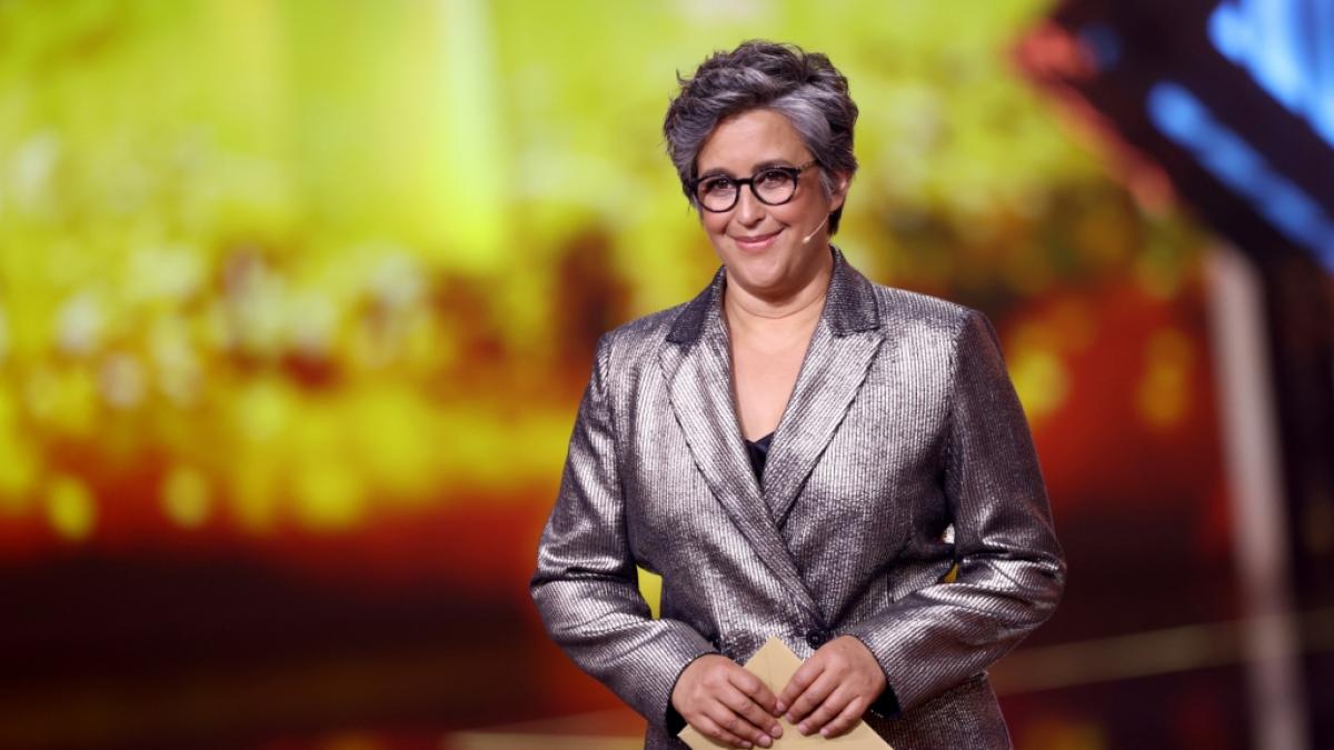 Moderatorin Shakuntala Banerjee steht bei der Verleihung des Deutschen Fernsehpreises auf der B&uuml;hne. (Foto)