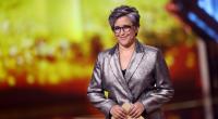 Moderatorin Shakuntala Banerjee steht bei der Verleihung des Deutschen Fernsehpreises auf der Bühne.
