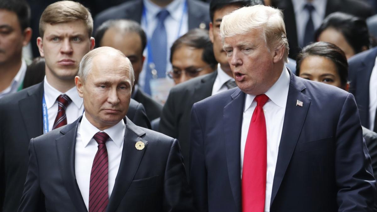 Wladimir Putin und Donald Trump 2017&nbsp;beim Gipfel der Asiatisch-Pazifischen Wirtschaftsgemeinschaft in Da Nang. (Foto)