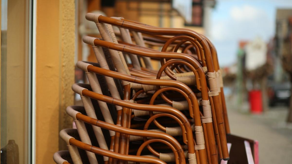 St&uuml;hle stehen gestapelt in einer Einkaufszone der Stadt Thale. Seit dem Corona-Lockdown gibt es auch keine Au&szlig;engastronomie mehr in Sachsen-Anhalt. (Foto)