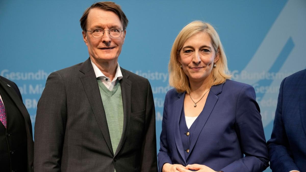 Der ehemalige Bundesgesundheitsminister Karl Lauterbach (SPD) mit seiner Nachfolgerin Nina Warken (CDU). (Foto)