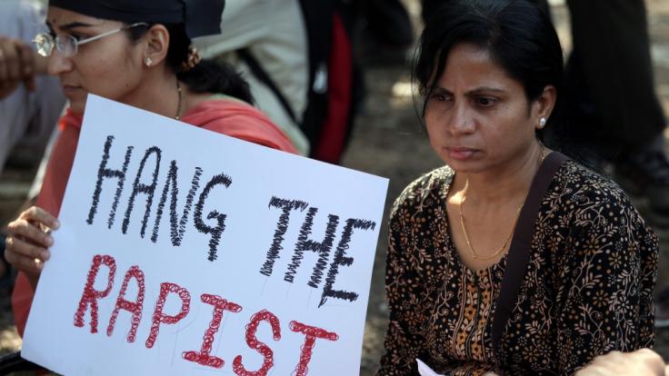 Nachdem eine 23-Jährige Ende 2012 in Indien vergewaltigt und ermordet wurde, droht ihren Peinigern die Todesstrafe.