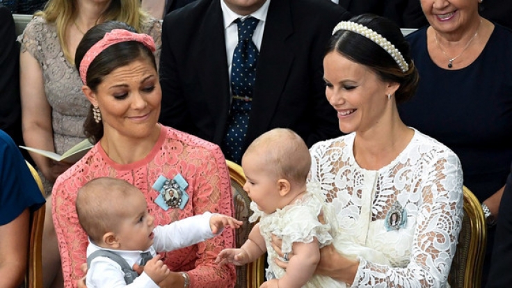 Der kleine Prinz Oscar von Prinzessin Victoria von Schweden (links) hat im März 2016 das Licht der Welt erblickt.