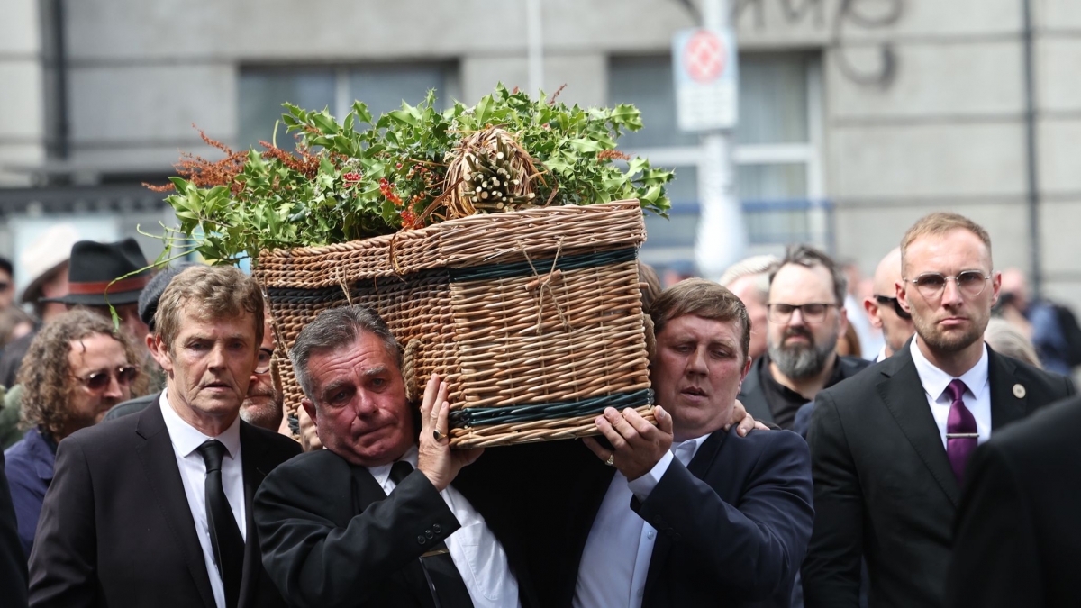 Der Sarg mit den serblichen &Uuml;berresten von Glen Hansard wird in die St. Patrick's Cathedral in Dublin getragen. (Foto)