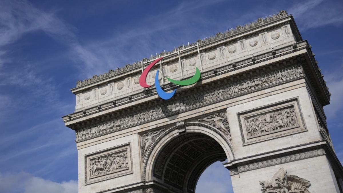 Das Symbol der Paralympischen Spiele h&auml;ngt am&nbsp;Arc de Triomphe in Paris. Die Paralympics 2024&nbsp;finden vom 28. August bis 8. September statt. (Foto)