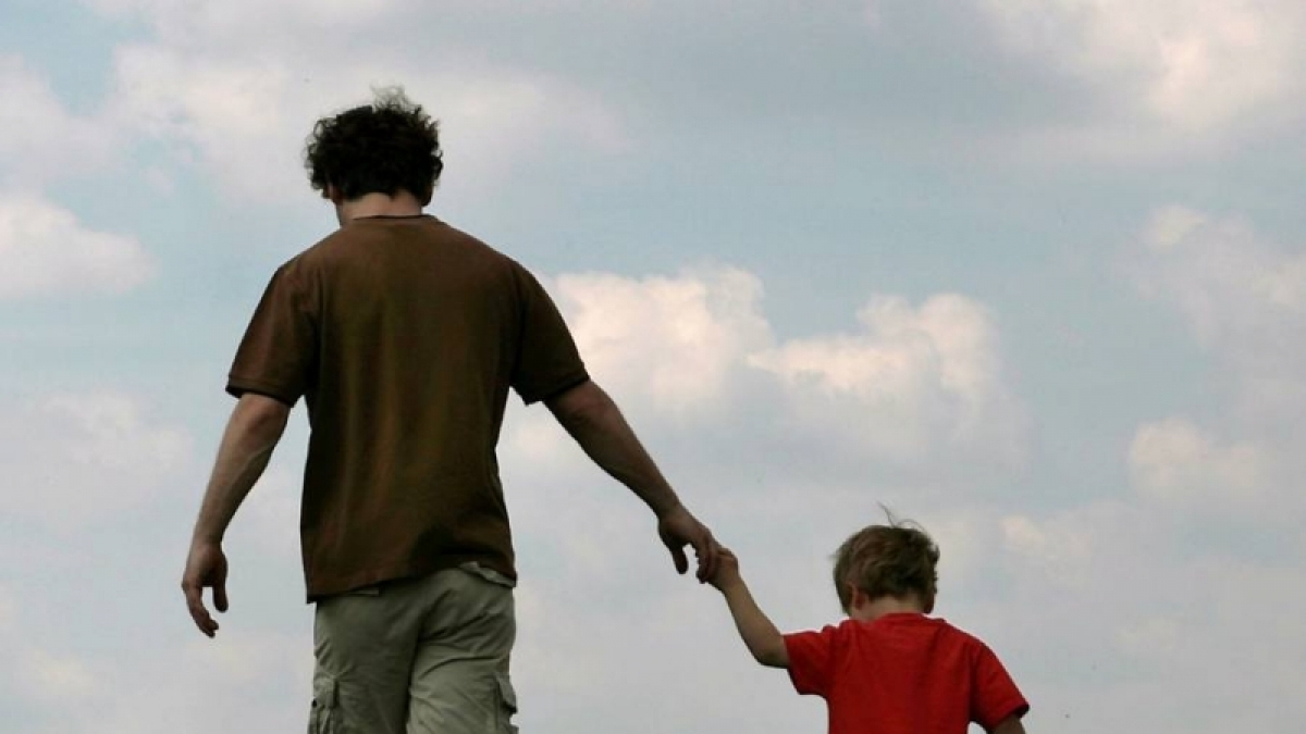 F&uuml;r getrennte V&auml;ter ist es nicht immer leicht, ihre Kinder an die Hand zu nehmen. (Foto)