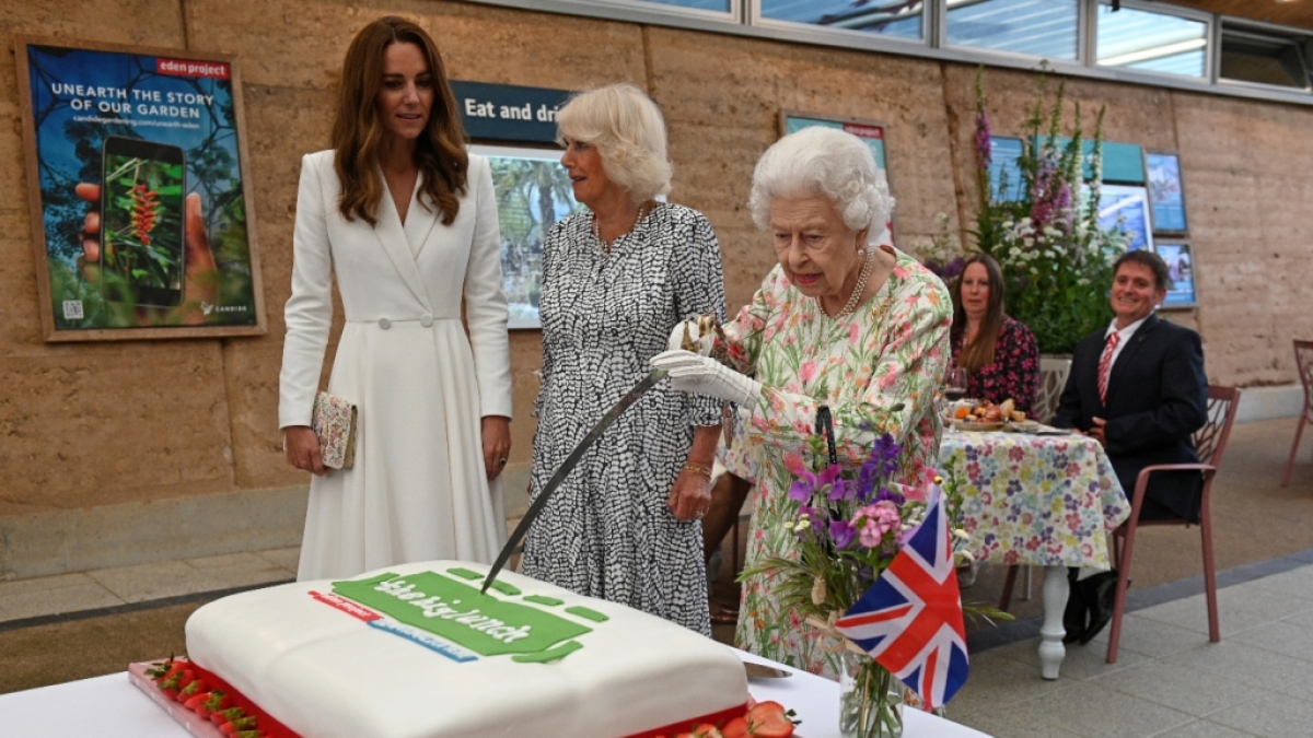 Die Queen beim G7-Gipfel mit Herzogin Kate und Herzogin Camilla. (Foto)