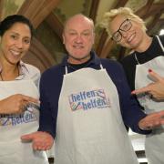 Steffi Jones (l-r), Comedian Robert Treutel und Moderatorin Bärbel Schäfer  bei der Charity-Aktion 
