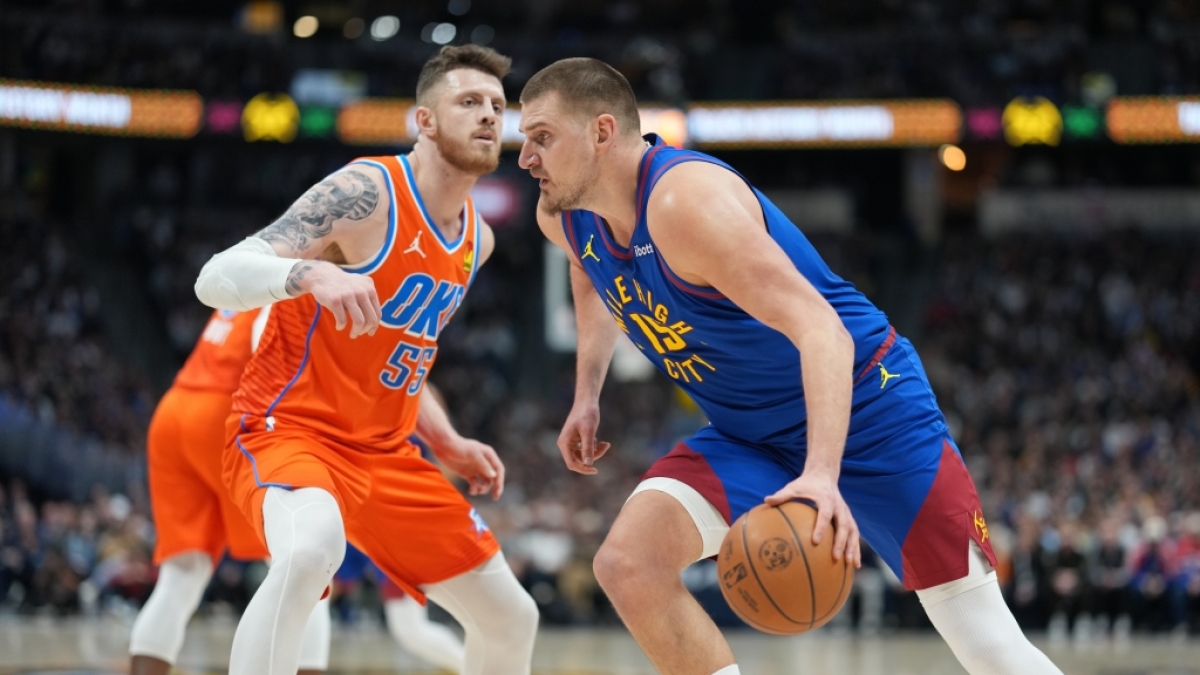 Nikola Jokic von den Denver Nuggets zieht an Isaiah Hartenstein von der Oklahoma City Thunder vorbei, am 01.02.2026. (Symbolbild) (Foto)