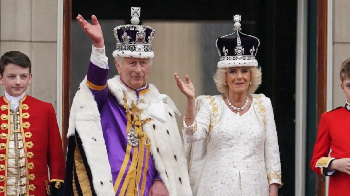 K&ouml;nig Charles III. und K&ouml;nigin Camilla winken nach ihrer Kr&ouml;nungszeremonie vom Balkon des Buckingham Palastes aus der Menge zu. (Foto)